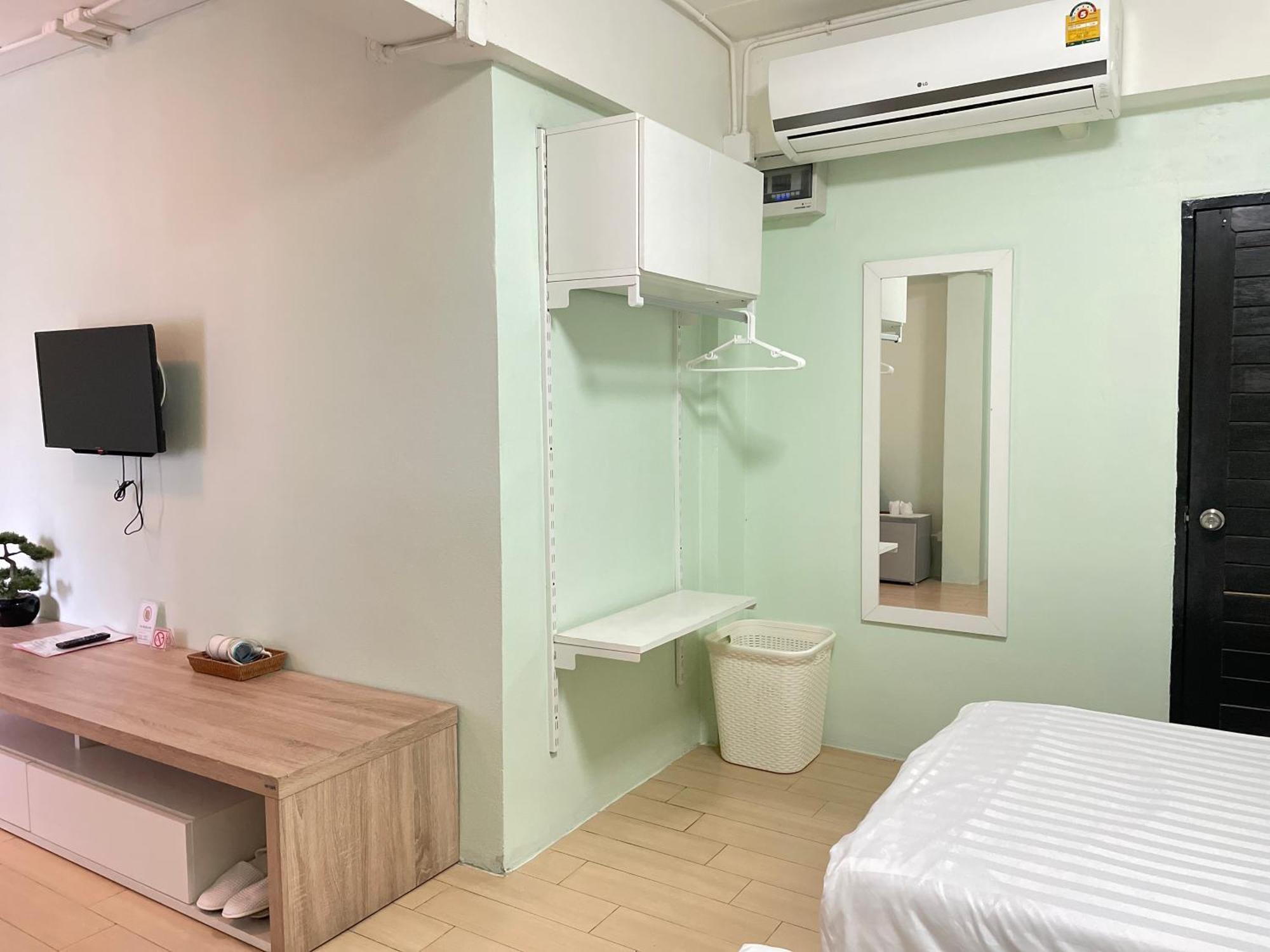 Baan Ploy In (Adults Only) Hostel Chiang Mai Exterior foto