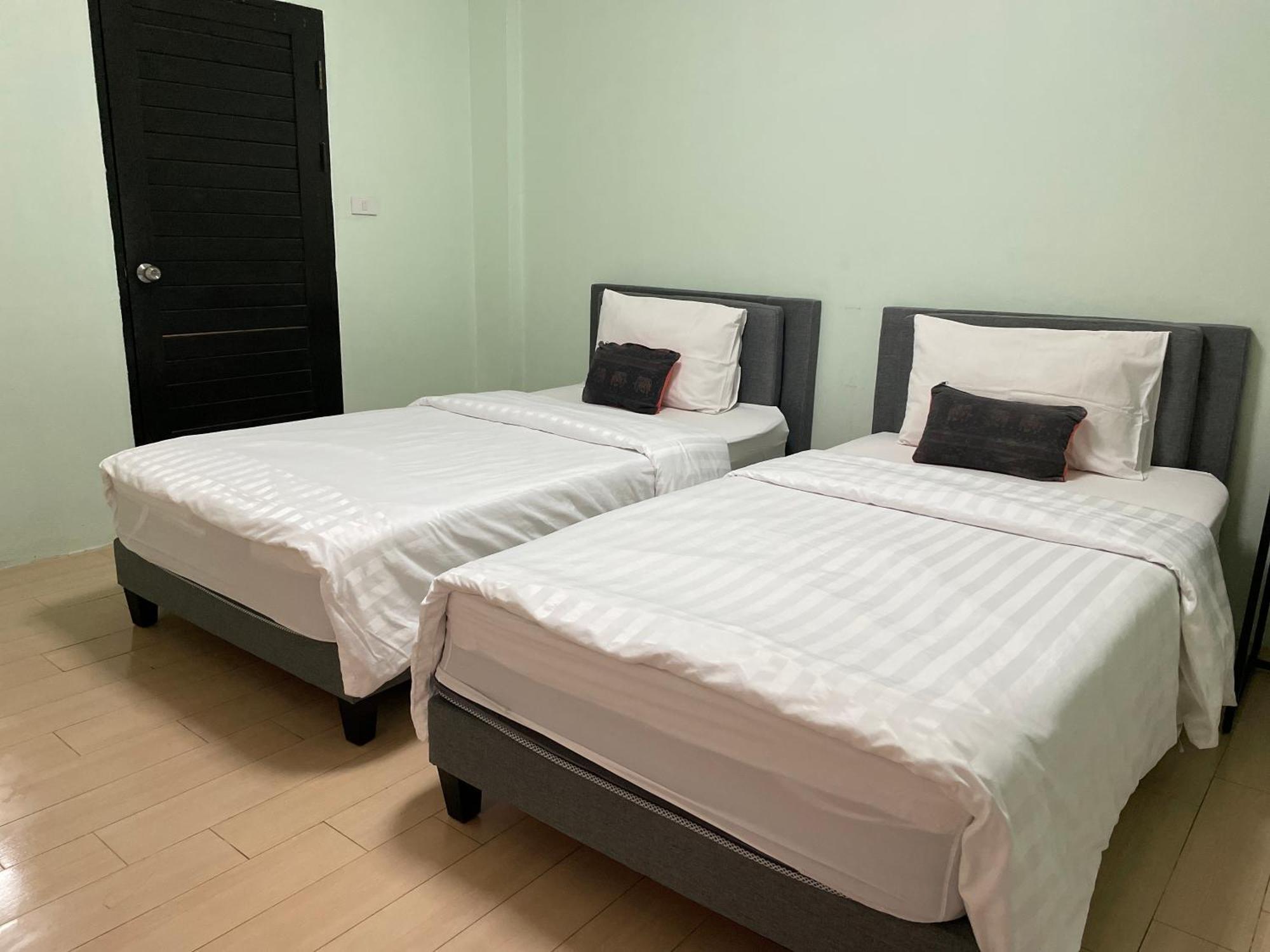 Baan Ploy In (Adults Only) Hostel Chiang Mai Exterior foto