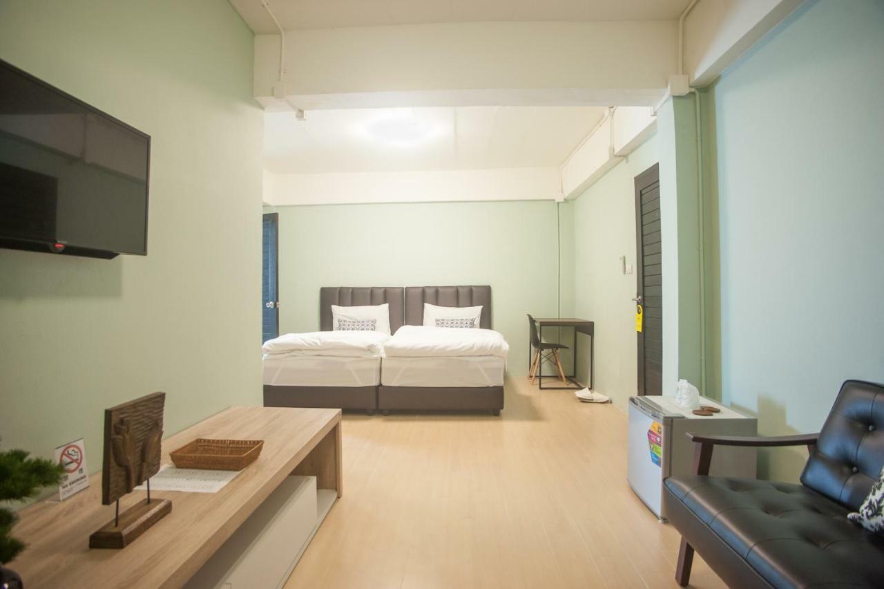 Baan Ploy In (Adults Only) Hostel Chiang Mai Exterior foto
